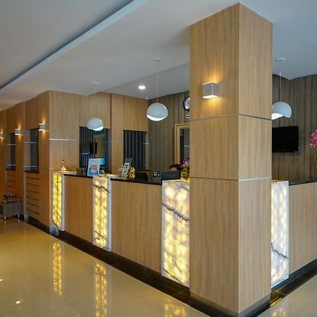 Oyo 344 Kr Hotel Palembang Exterior photo