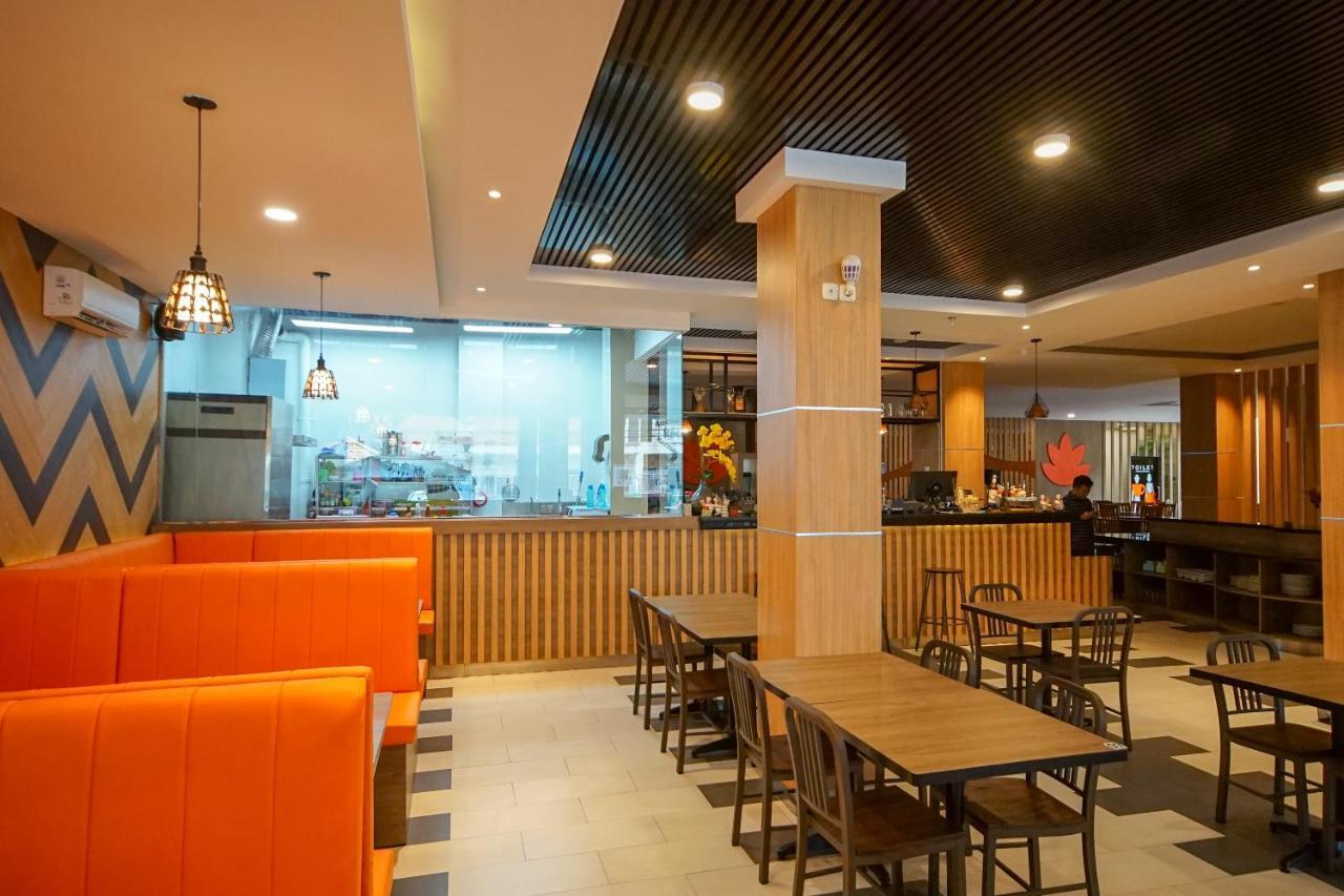 Oyo 344 Kr Hotel Palembang Exterior photo