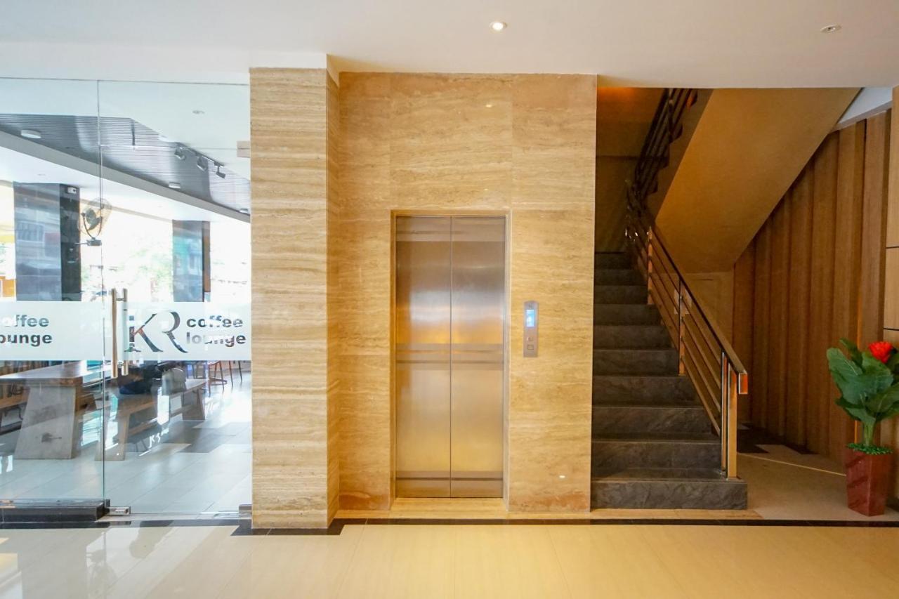 Oyo 344 Kr Hotel Palembang Exterior photo