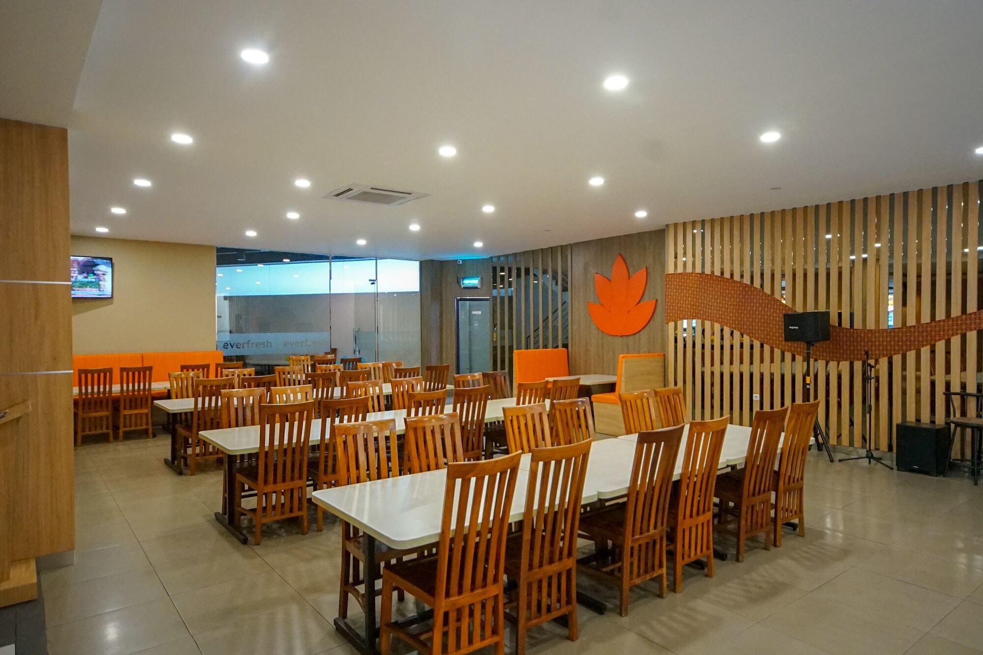 Oyo 344 Kr Hotel Palembang Exterior photo